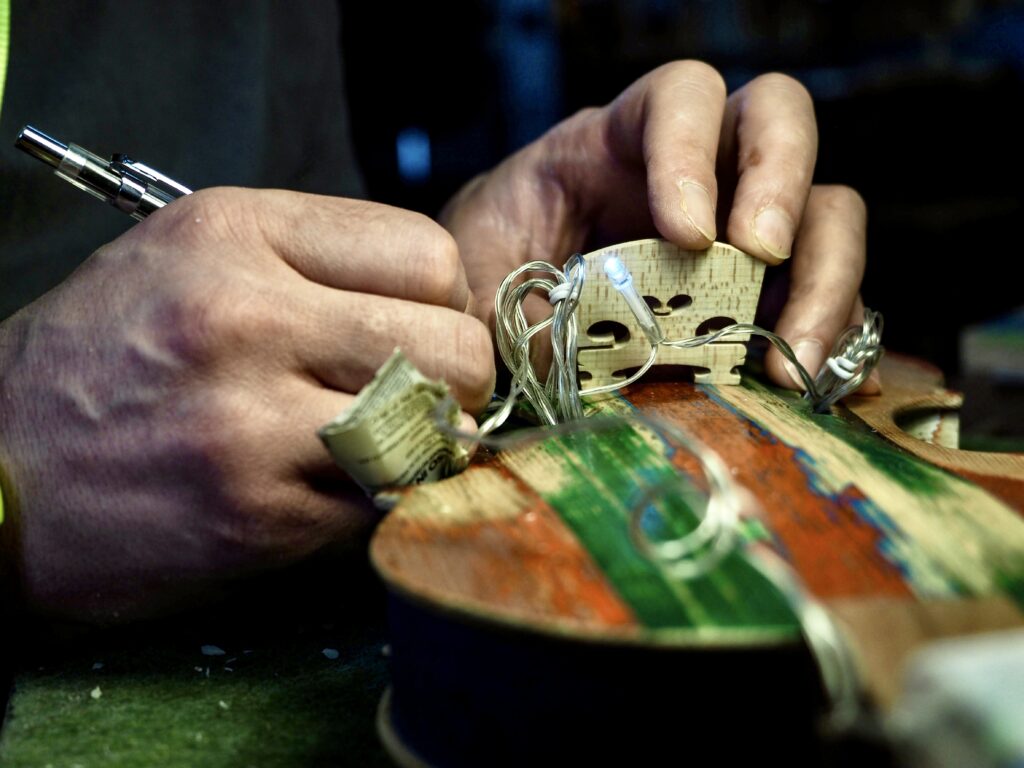 Copia di 6.1 – il lavoro di costruzione degli strimenti nella Liuteria del carcere