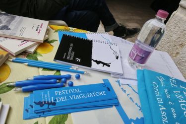 Libri di Marco Lodoli e gadget Festival del Viaggiatore