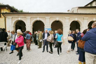 Pubblico presso la barchessa di Villa Serena