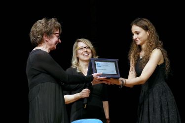 Consegna del premio della critica a Donatella Di Pietrantonio