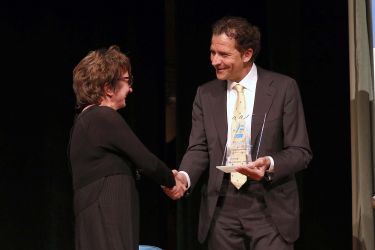 Marco Comellini consegna la targa a Donatella Di Pietrantonio, vincitrice della III^ edizione del premio